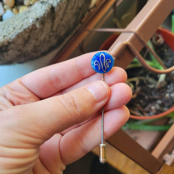 Vintage Fleur de Lis Navy Enamel Stick Pin Brooch - Picture 3 of 8